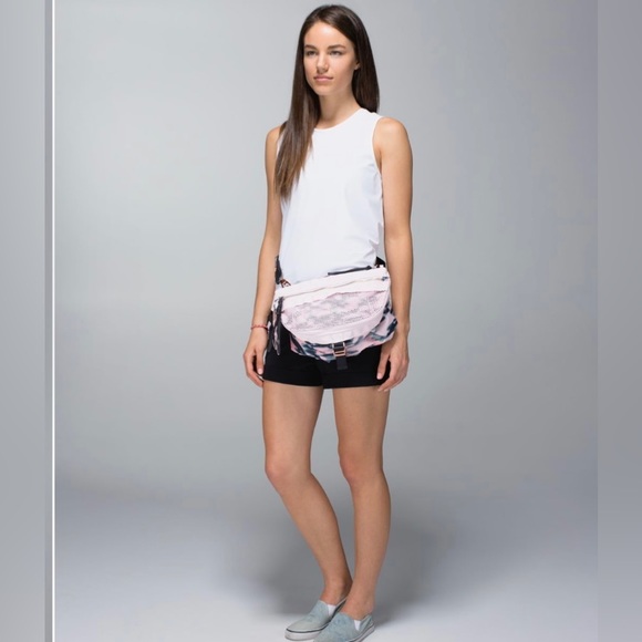 🦄 RARE HTF 🦄 Lululemon Go Lightly Bag Wamo Camo Barely Pink / Deep Coal - Picture 3 of 16